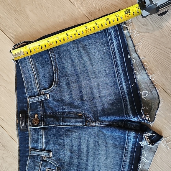 Banana Republic Premium Denim Shorts, Size 4 - Picture 8 of 14